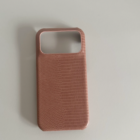 Minimalist textured leather half-shell case