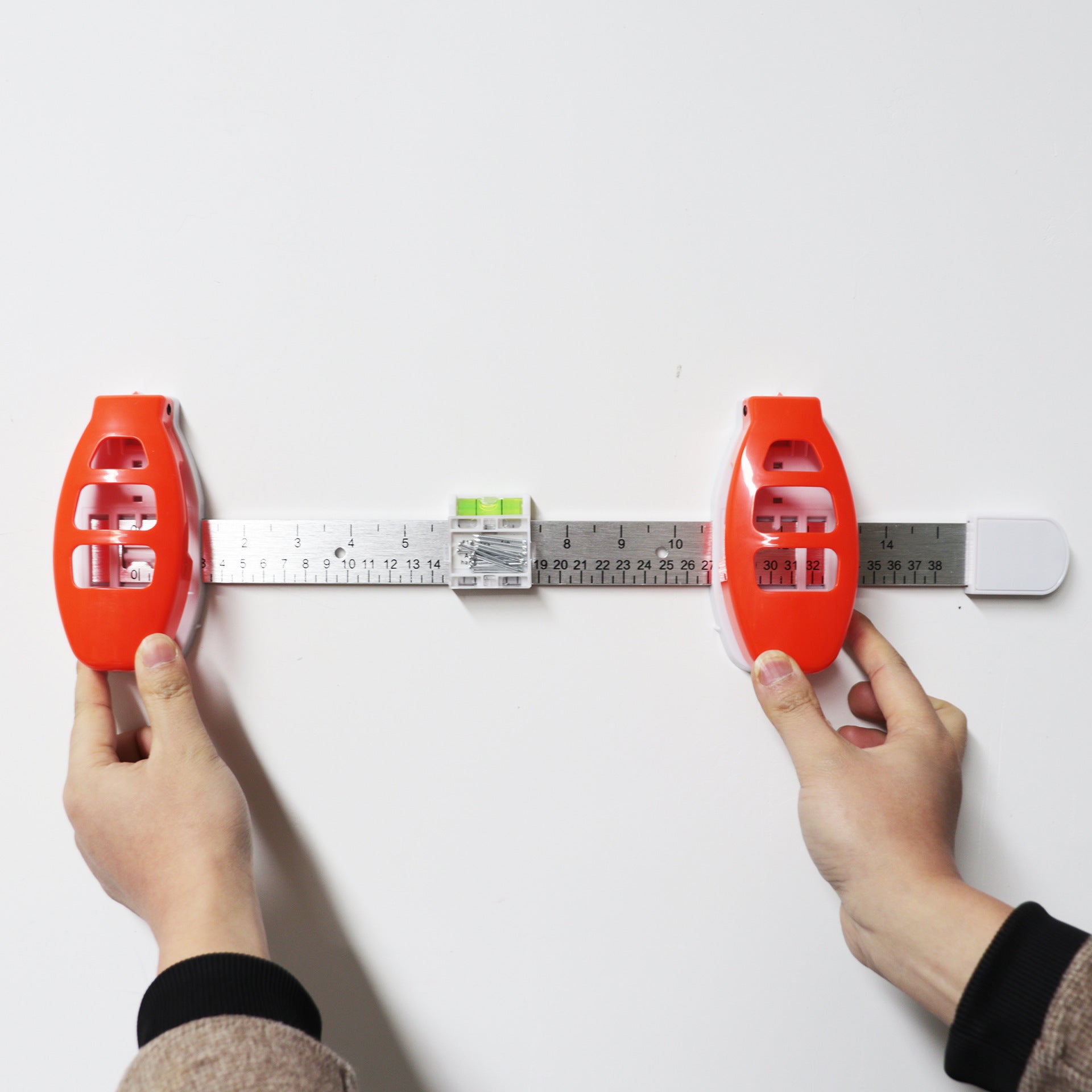 Picture frame hanging balance ruler