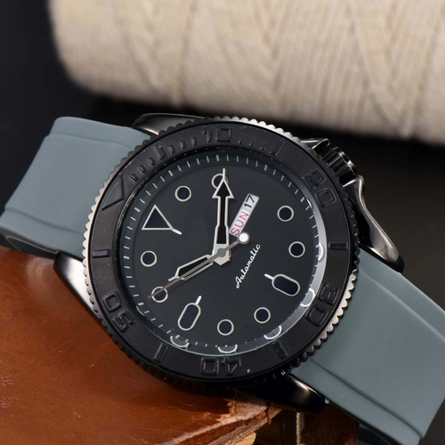 "Sport-Style 42mm Quartz Watch – Comfort-Fit Silicone Strap & Multi-Function Dial"