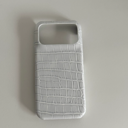Minimalist textured leather half-shell case