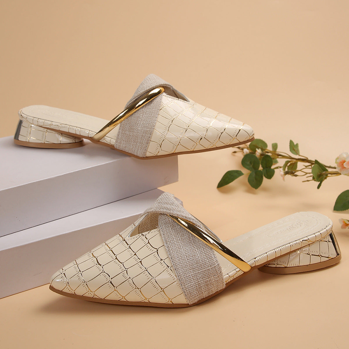 Pointed Toe Snake Pattern Low Heel Slippers
