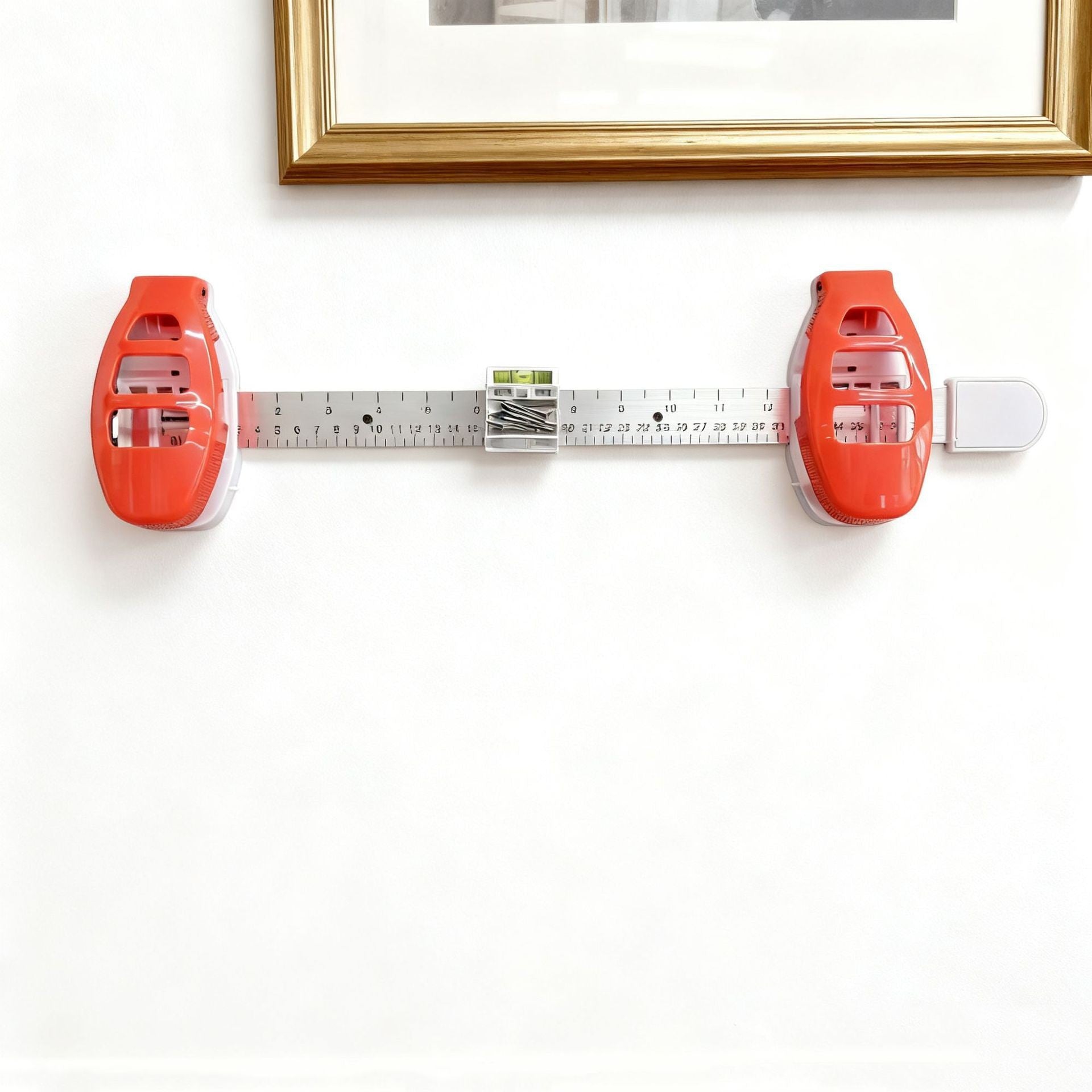 Picture frame hanging balance ruler