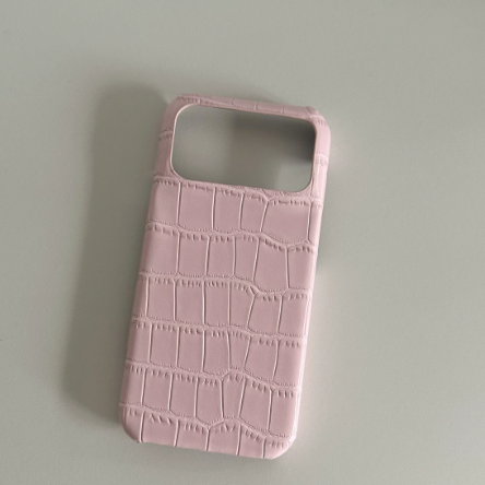 Minimalist textured leather half-shell case