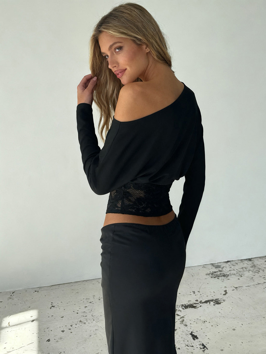 Elegant Off-Shoulder Lace Trim Slim Long Sleeve T-Shirt
