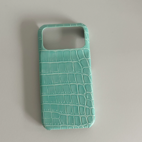 Minimalist textured leather half-shell case